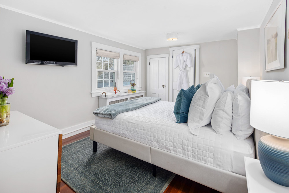 martha's vineyard hotel guest room with bed & TV