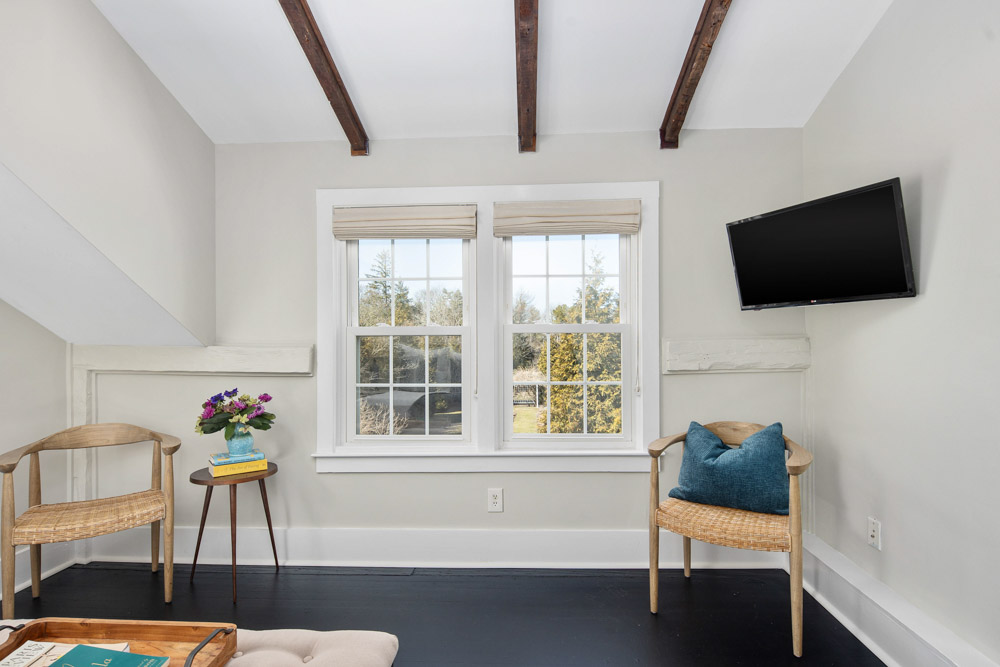 martha's vineyard hotel guest room with bed & TV