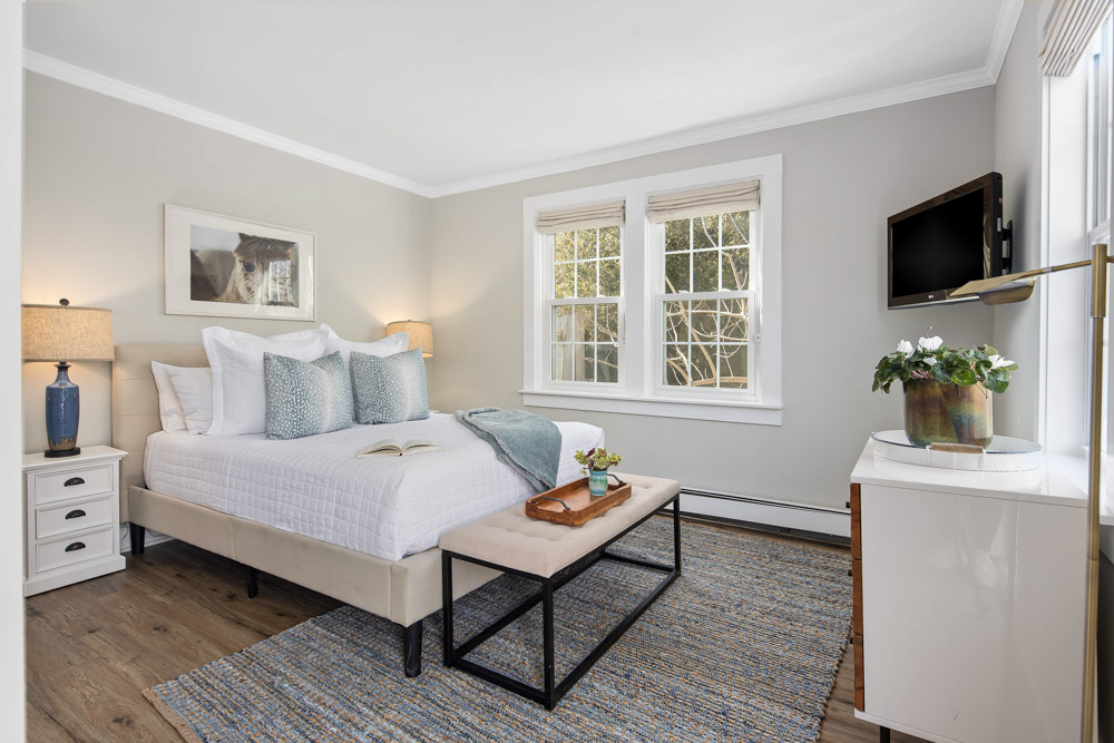 martha's vineyard hotel guest room with bed & TV