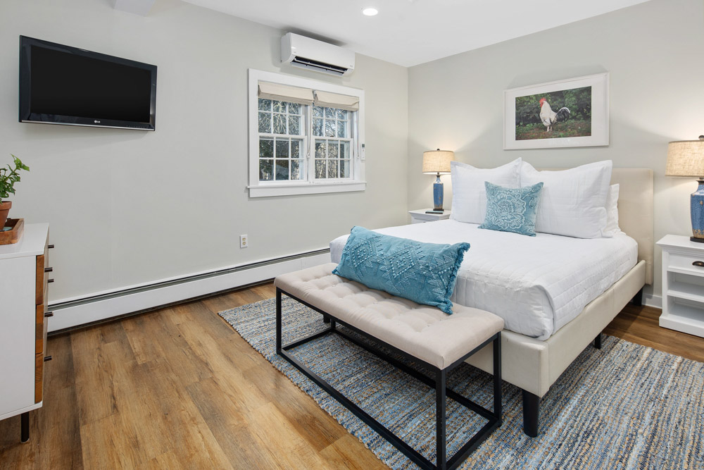 martha's vineyard hotel guest room with bed & TV