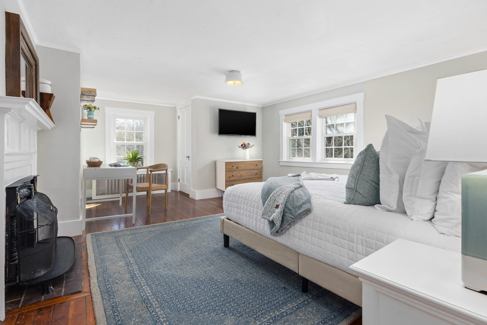 martha's vineyard hotel guest room with bed & TV