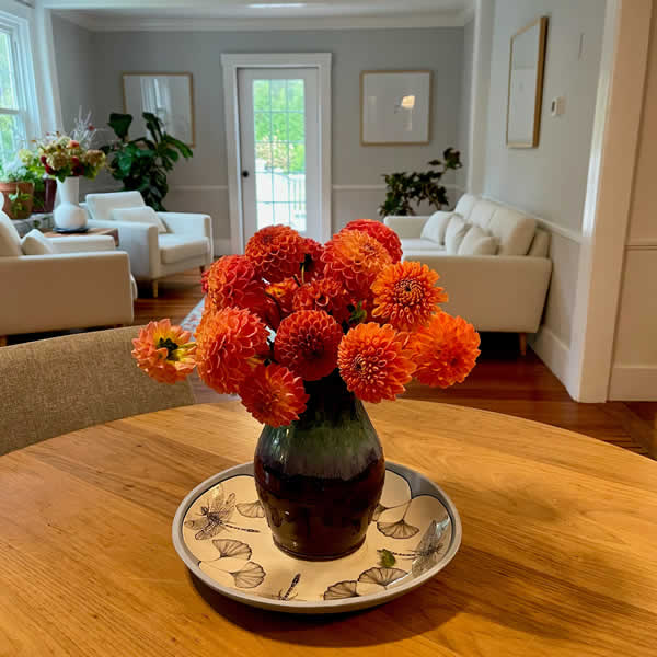 marthas vineyard resort flowers in guest room